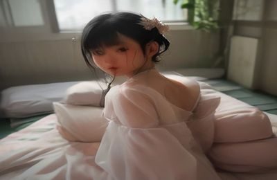 宝妈坐在沙发上用手机购物，旁边有婴儿玩具，温馨家庭场景体现母婴电商日常使用